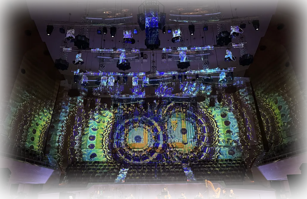 映像が投影されている舞台の写真