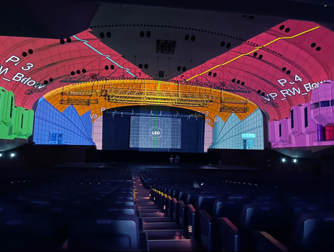 映像が投影されている舞台の写真